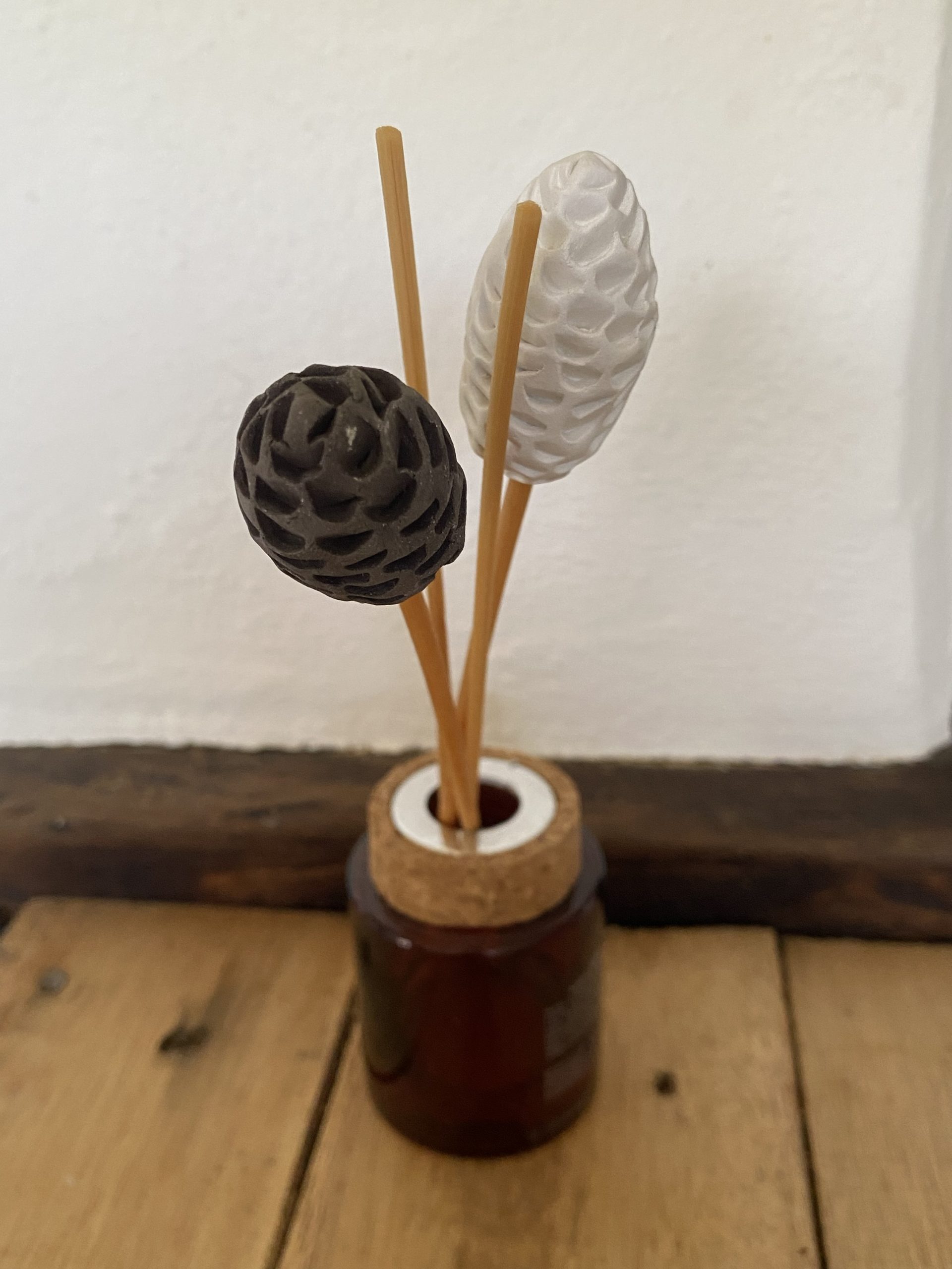 Reed diffuser toppers - pine cone pair - Image 9